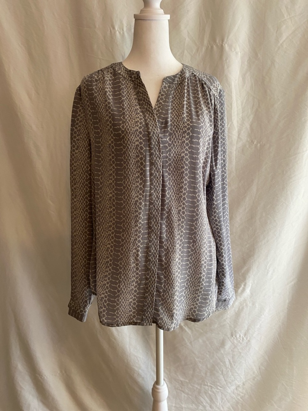 Cynthia Rowley silk snakeskin long sleeve hidden button blouse top grey scale L